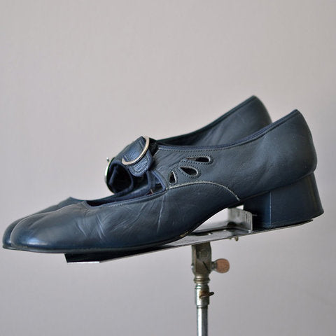 Comelyy low heel buckle pumps