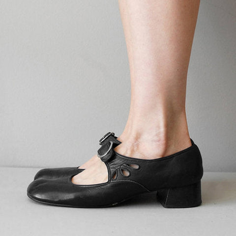 Comelyy low heel buckle pumps