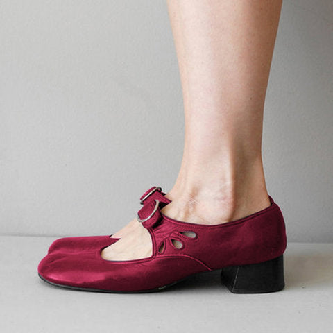 Comelyy low heel buckle pumps