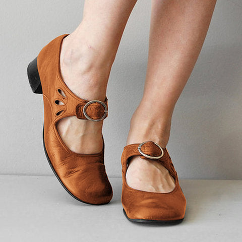 Comelyy low heel buckle pumps