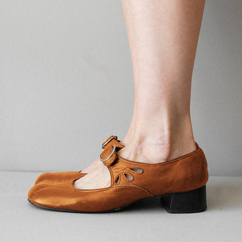 Comelyy low heel buckle pumps