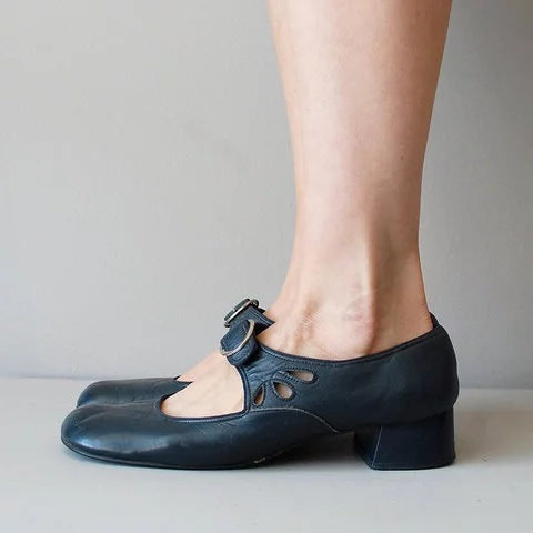 Comelyy low heel buckle pumps