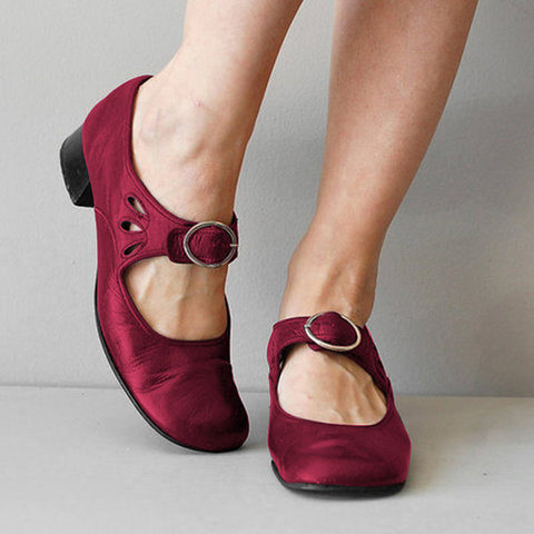 Comelyy low heel buckle pumps